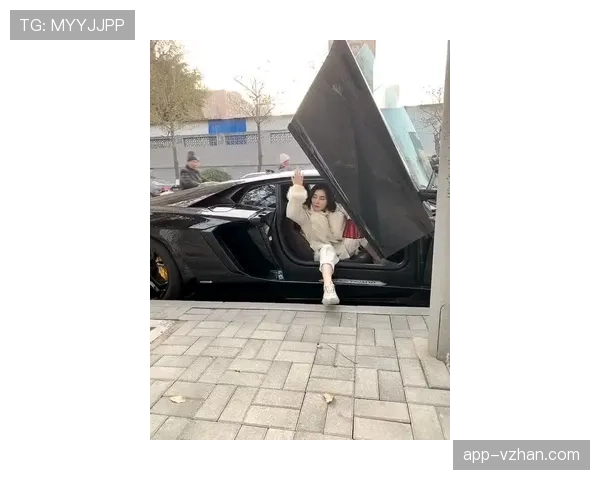 施洋这生活跟我想象的不搭边，豪车私厨包场KTV，我吃完泡面翻他动态